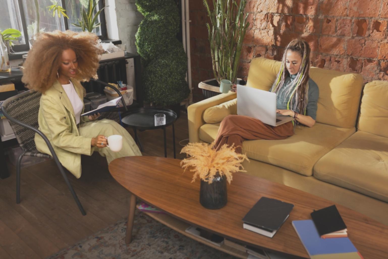 Teilnehmer beim Arbeiten an Finanzanalysen mit Laptop und Unterlagen