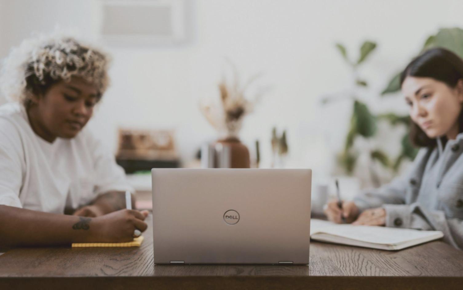 Marktanalyse Arbeitsplatz mit Diagrammen